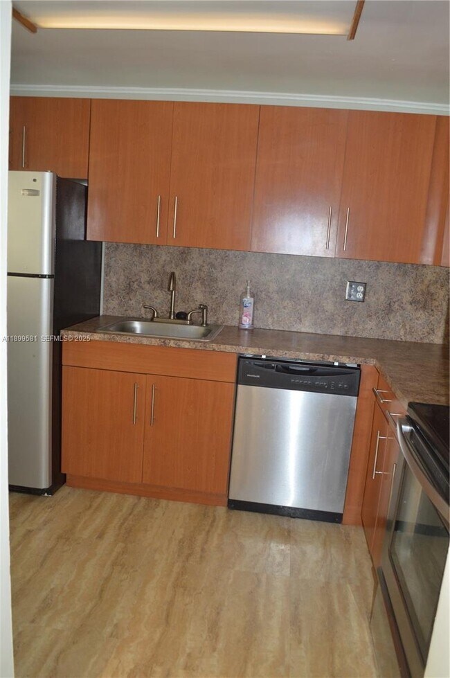 Building Photo - 303 Racquet Club Rd