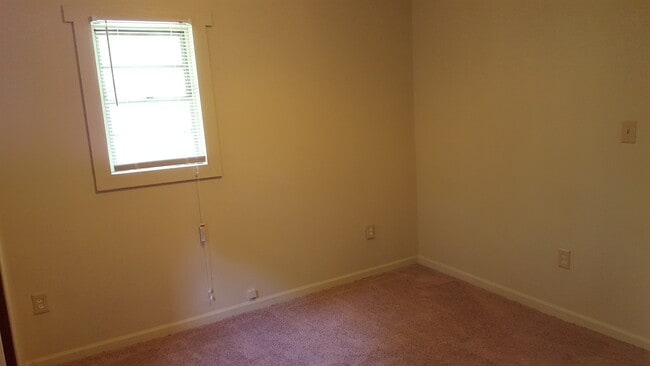Building Photo - ***2 bedroom, 1 bath house Available July 2026!***