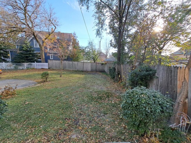 Building Photo - 1509 W Greenleaf Ave