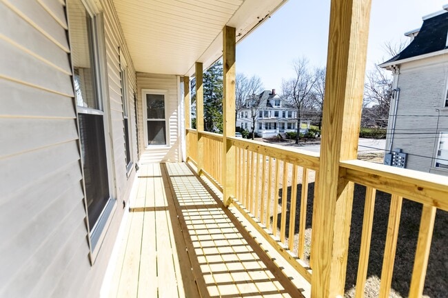 Building Photo - 644 Maple St