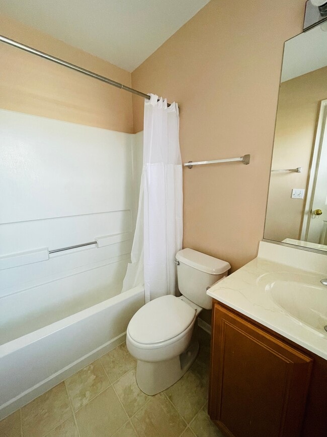 Building Photo - 2401 Sunshine Ln