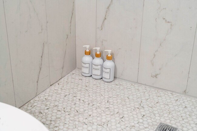 Building Photo - 1941 W Augusta Blvd