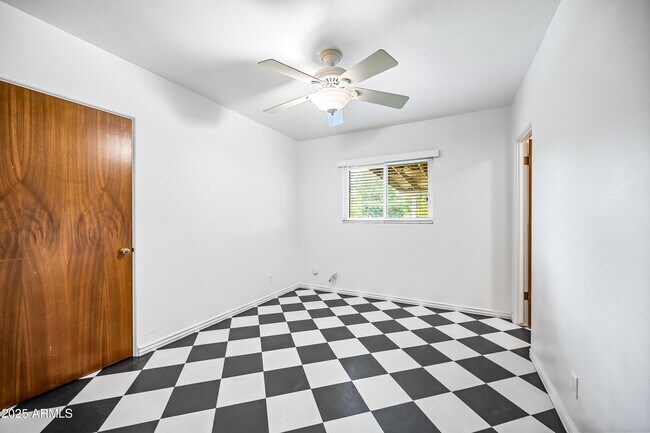 Building Photo - 4039 E Cambridge Ave