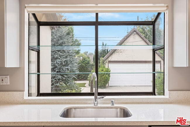 Building Photo - 459 S Bundy Dr