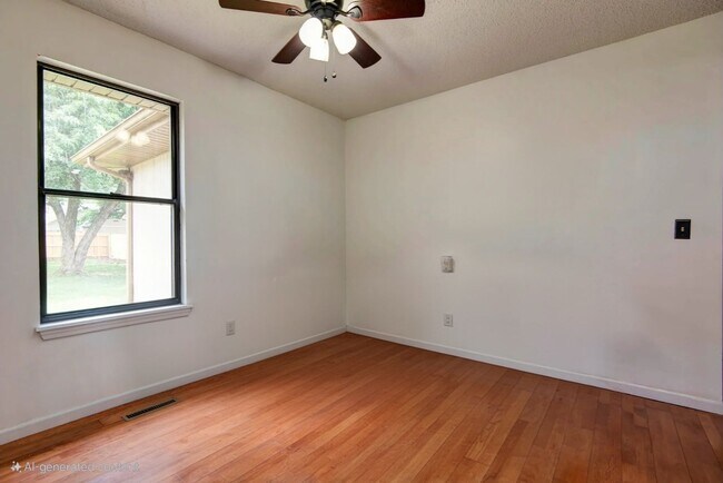 Building Photo - 4 bedrooms / 2 bathrooms / Privacy Fence /...