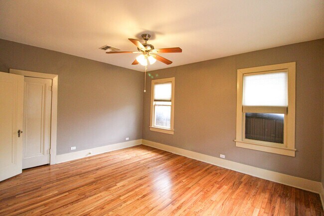 Building Photo - 438 W Rosewood Ave