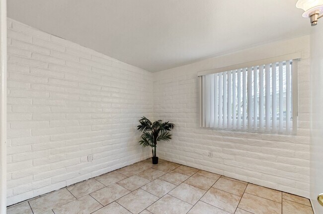 Building Photo - Centrally located 1 bedroom, 1 bath with bonus Den in a duplex, SW side of Swan & Grant.