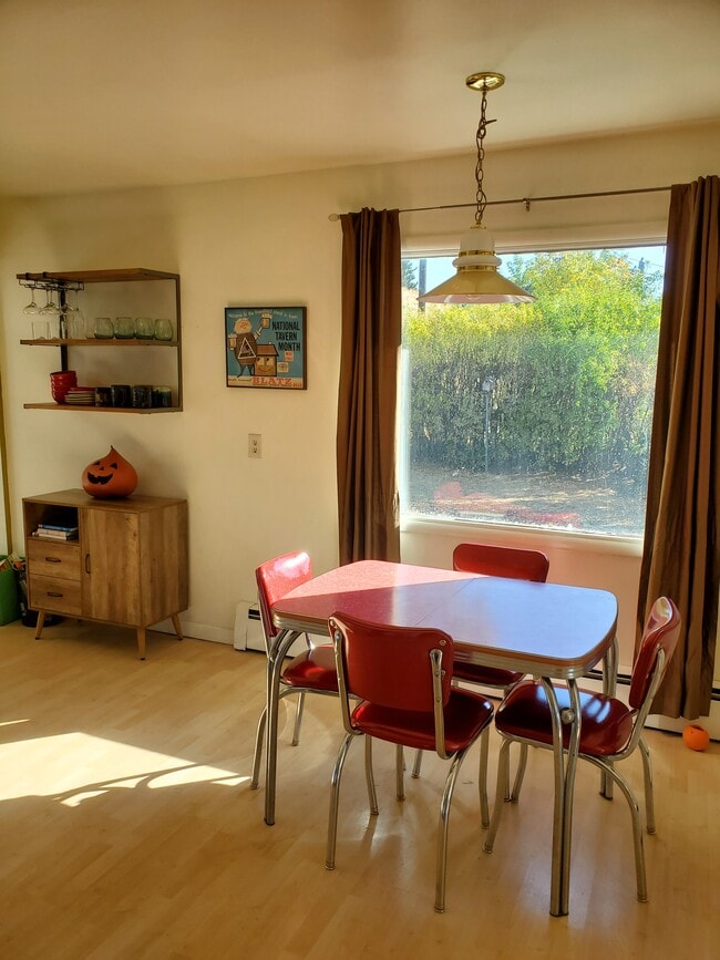 Kitchen table - 514 N Yellowstone St