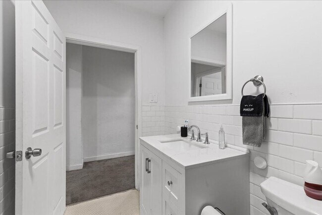 Building Photo - Renovated 3-bed, 2.5-bath house in Heart o...