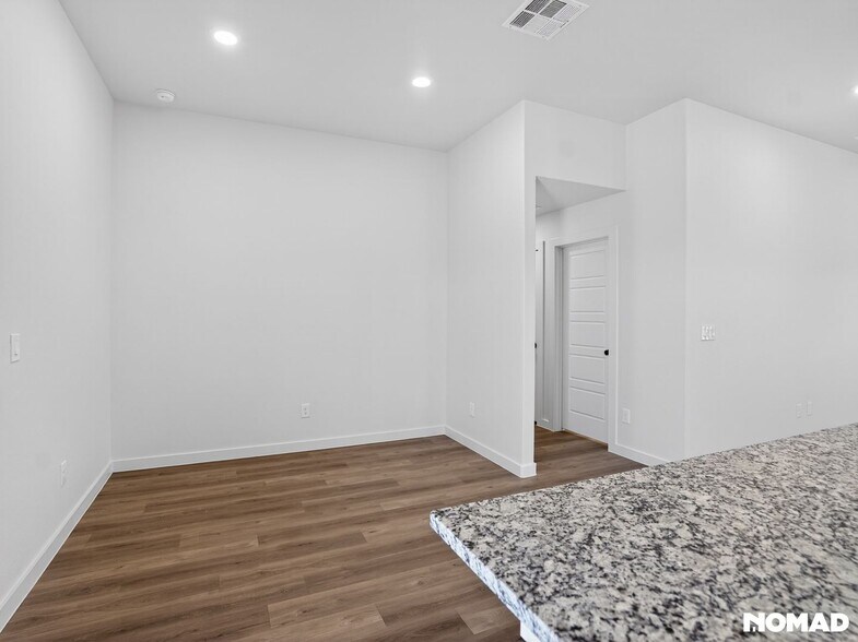 Building Photo - 2152 Langford Ave