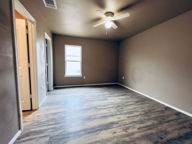 Building Photo - Cozy 3 Bedroom Home