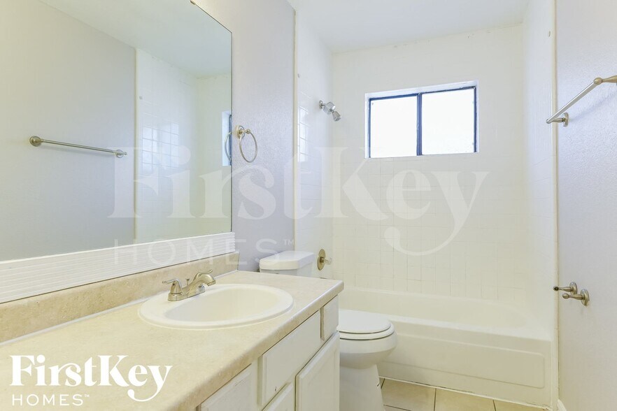 Building Photo - 529 Valley Spring Dr