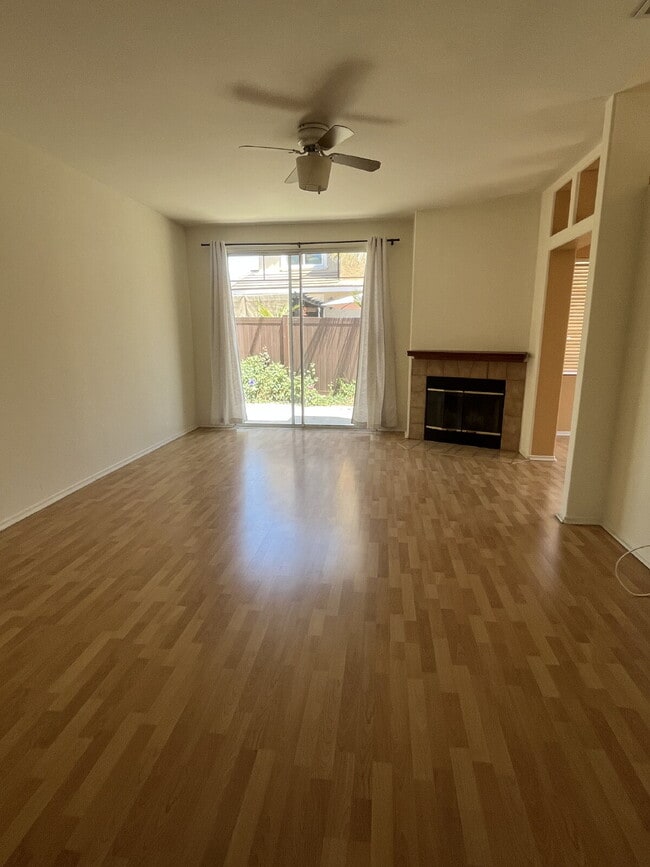 Building Photo - "Charming 3-Bed, 2.5-Bath Home in Oxnard –...