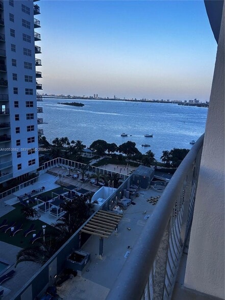 Building Photo - 1750 N Bayshore Dr