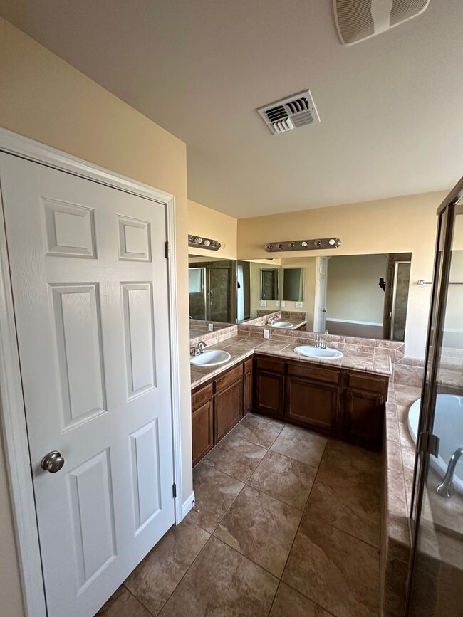 Building Photo - Beautiful Single Family Home in Bakersfield, CA