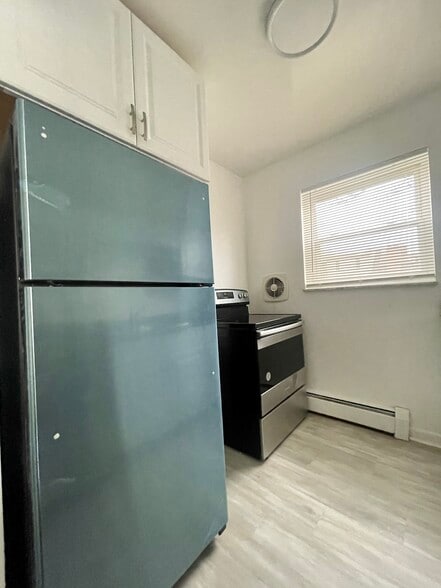 Kitchen - 7803 Lake Ave