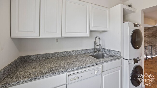 Building Photo - Spacious Condo minutes away from College Park campus