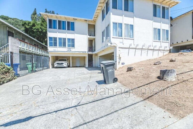 Building Photo - 8049 Greenridge Dr