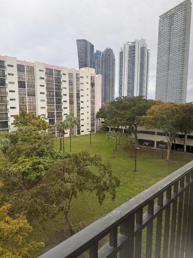 Building Photo - 16919 N Bay Rd