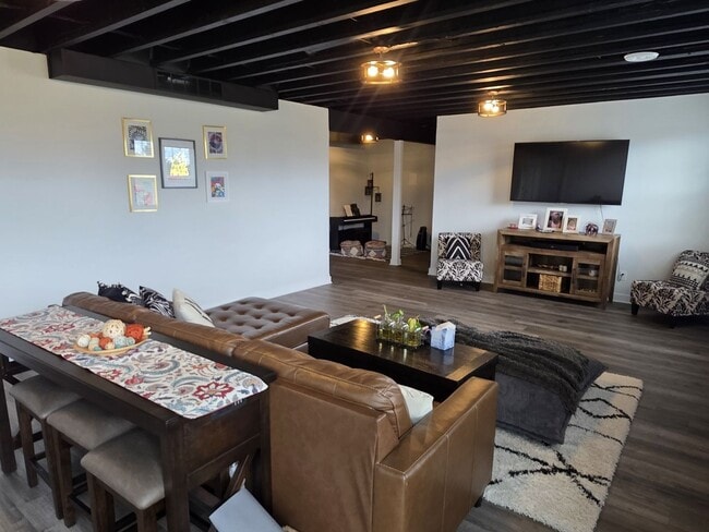 Building Photo - 5 bedroom Pewaukee home in Broken Hill