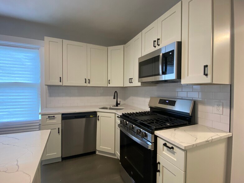 Primary Photo - 116 Marginal St