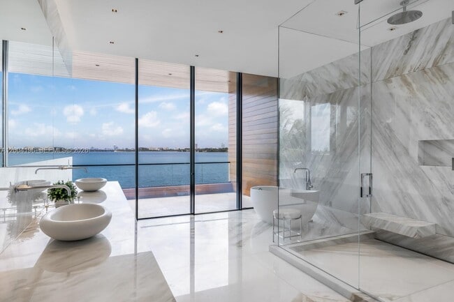 Building Photo - 825 E Dilido Dr