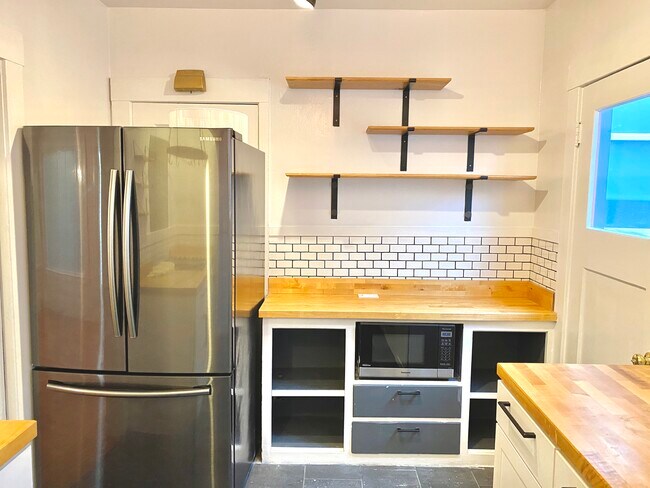 Refrigerator/Kitchen Nook - 747 Head St