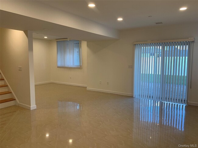 Building Photo - 97 Gainsborg Ave E