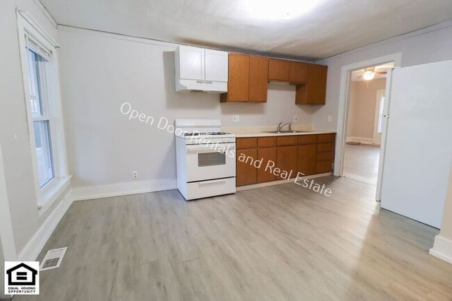 Building Photo - 121 S State St