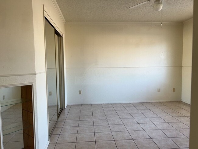 Building Photo - 2001 Meadowbrook Dr