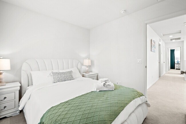 Building Photo - Fully Furnished with appliances Ontario Townhouse