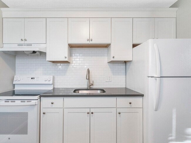 Building Photo - 180 River St