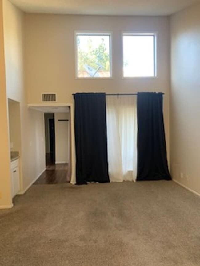 Building Photo - 2 Bedroom 1 Story Town Home