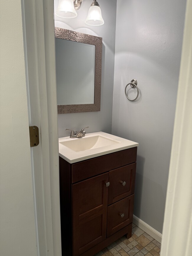 Building Photo - 727 6th Ave S