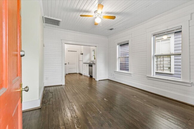Building Photo - Savannah Eastside Home | 2 Bed 1 Bath | Remodeled Kitchen | In-Unit W/D | Private Driveway