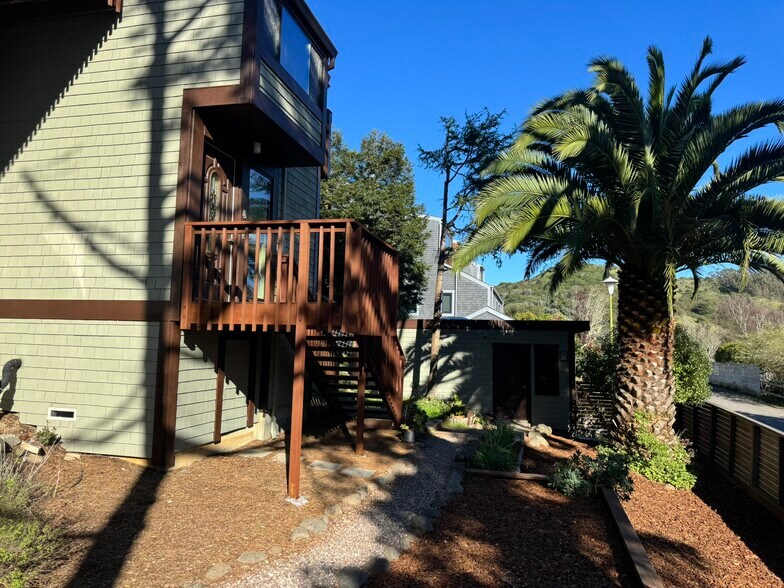 Front/left side - 371 Carrera Dr