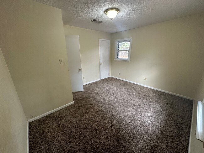 Building Photo - House for Rent