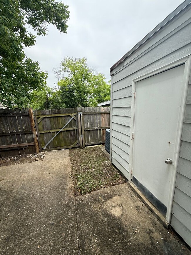 Building Photo - ** 3 Bed 2.5 Bath located close to Shakespear park ** Call 334-366-9198 to schedule a self-showin...