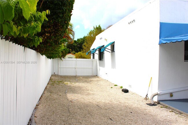 Building Photo - 2253 SW 10th St