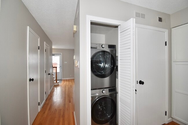 Building Photo - 15 Yorktown Dr