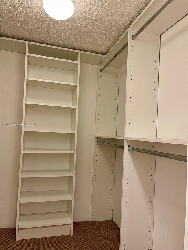 Building Photo - 200 Lakeview Dr