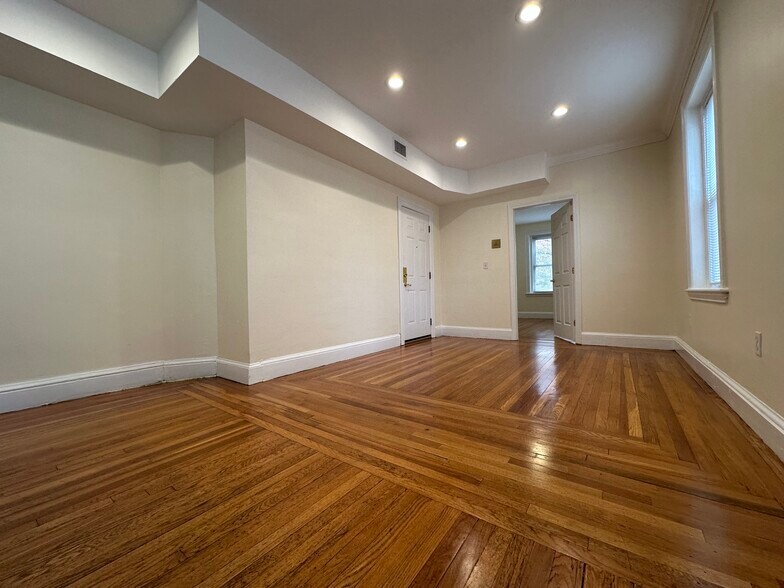 Building Photo - 55 Thatcher St