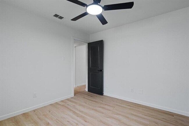 Building Photo - 1700 Deep Wood Dr