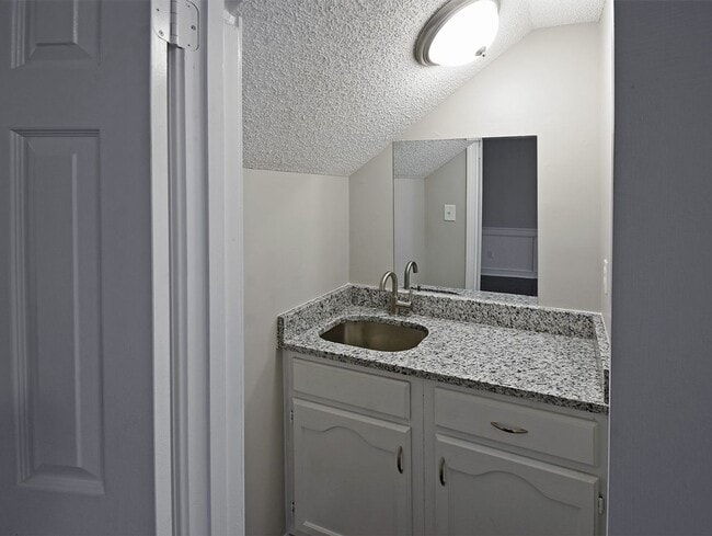 Building Photo - 4 bed, 2.5 bath home with great curb appeal near 385.