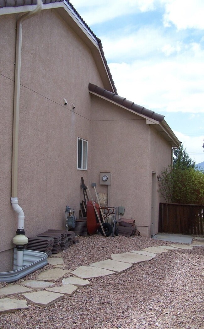 Building Photo - 2361 Craycroft Dr