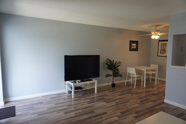 Building Photo - 202 Andover H