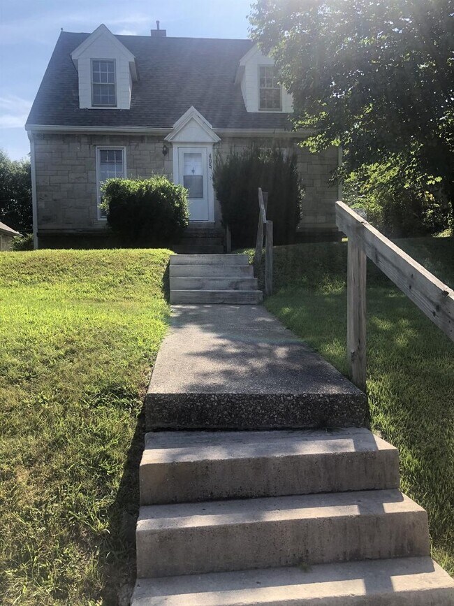 Building Photo - 405 S Eagleson Ave