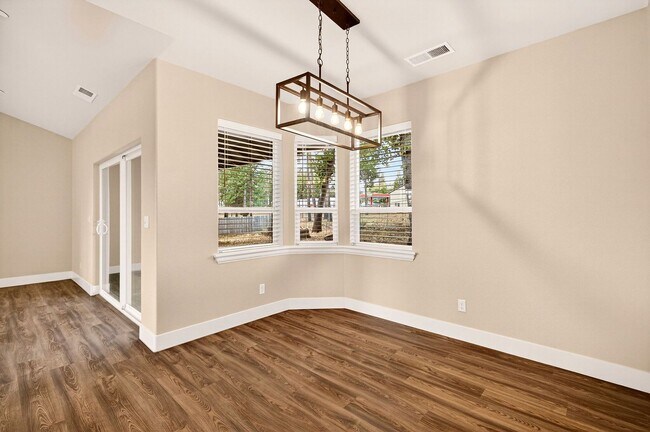 Building Photo - 3-bedroom, 2-bathroom home nestled in the ...