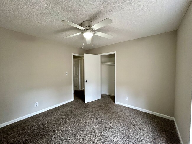 Building Photo - 1 Robin Ct