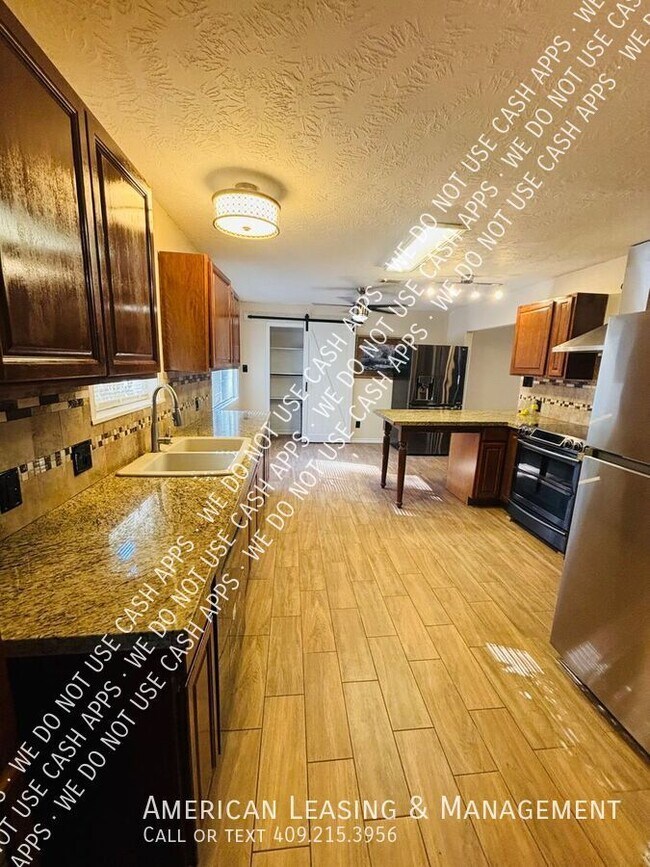 Building Photo - 1385 Howell St